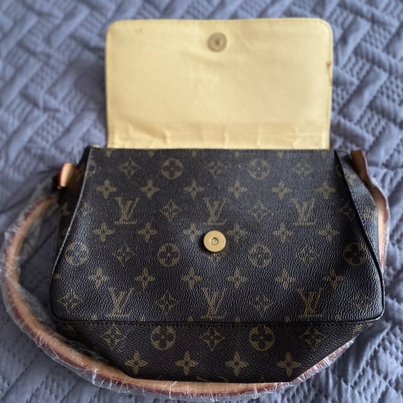 Gorgeous Vintage Louis Vuitton Shoulder Bag✨❗️ - Picture 5 of 8